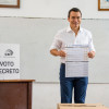 El presidente de Ecuador, Daniel Noboa, votó el referéndum de once preguntas este domingo en Olón (Ecuador).