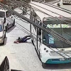 Mujer cae de buseta en movimiento en Manizales