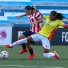 La jugadora de Colombia, Mary Alvarez (d), disputa el balón con la jugadora de Paraguay, Zunilda Coronel (i), por el Sudamericano Femenino sub-20 este domingo, en la ciudad de Guayaquil (Ecuador). 