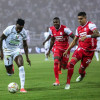 Once Gustavo Torres, del Once Caldas, trata de superar a dos rivales de Santa Fe, en el juego que ambos equipos empataron 0-0 anoche en el Palogrande. El Blanco sumó un punto, pero dejó escapar dos. La tabla se apretó porque Tolima le ganó a La Equidad y recuperó opciones.