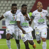 Dayro Moreno (d) y Juan Cuesta (i) celebra el gol de Jhon Deybi Araujo (c), el primero de los dos que el Once Caldas le marcó a La Equidad.