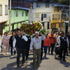 El resplandor del amanecer ilumina el paso de los feligreses y de los religiosos que cada mes asignan un sector determinado, como el de la foto que corresponde a Granjas y Viviendas.