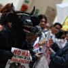 A las afueras del recinto de la Cámara de Representantes celebraron la decisión de prohibir las corridas de toros en Colombia. 