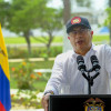 Fotografía cedida por la oficina de prensa de la Presidencia de la República del mandatario, Gustavo Petro, durante una alocución este martes, en Barranquilla.