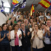 El líder del conservador Partido Popular (PP) de España, Alberto Núñez Feijóo (centro), junto a la cabeza de lista del PP a las elecciones europeas, Dolors Montserrat (c-i); la secretaria general del partido, Cuca Gamarra (3d), y la presidenta de la Comunidad de Madrid, Isabel Díaz Ayuso (3i), celebran el triunfo de los populares en las elecciones europeas.