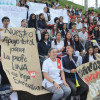  Foto I Freddy Arango I LA PATRIA  La comunidad del colegio Fe y Alegría la Paz, de Manizales, se unió para exigir la entrega de medicamentos a Samantha, hija de la profesora Lina Patricia Vanegas.