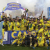 El técnico Rafael Dudamel (c-abajo) y los jugadores de Bucaramanga celebran el título de la Liga BetPlay este sábado, en el partido de vuelta de la final de la Primera División colombiana entre Santa Fe y Atlético Bucaramanga en el estadio Nemesio Camacho El Campín en Bogotá.