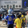 Seguidores argentinos y ecuatorianos asisten al partido amistoso preparatorio a la Copa América entre las selecciones de Argentina y Ecuador, en el estadio Soldier Field, en la ciudad de Chicago (Estados Unidos).