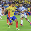 James Rodríguez (izq.) y Lisandro Martínez.