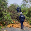 En la foto, bomberos del corregimiento Bolivia (Pensilvania) atienden un deslizamiento en El Higuerón. 21 rutas de Caldas tienen la movilidad afectada este jueves por derrumbes, construcciones de placas huella y obras de protección. 