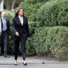 La vicepresidenta estadounidense, Kamala Harris (d), llega con la vicepresidenta senior de campeonatos de la NCAA, Lynda Tealer (i), para un evento con los equipos campeones de la National Collegiate Athletic Association (NCAA), en el jardín sur de la Casa Blanca, Washington DC (Estados Unidos), este martes 22 de julio del 2024.