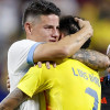 Abrazo tras el triunfo y la clasificación entre James Rodríguez y Lucho Díaz.