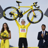 El ciclista esloveno Tadej Pogacar, del equipo Emirates de los Emiratos Árabes Unidos, ganador general del Jersey amarillo y del Tour de Francia, celebra en el podio después de ganar la etapa 21 y última de la carrera ciclista del Tour de Francia 2024 de 33 km contrarreloj individual de Mónaco a Niza, este domingo 21 de julio.