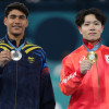 El gimnasta colombiano Ángel Barajas (i), plata; y el japonés Shinnosuke Oka, oro de barra fija de gimnasia artística de los Juegos Olímpicos de París 2024.