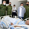 El presidente de la República, Gustavo Petro (3d), visitó el hospital donde se encuentra la mayoría de los 27 militares heridos en el ataque de la guerrilla del Ejército de Liberación Nacional (Eln) contra una base militar en Puerto Jordán, en el departamento de Arauca.