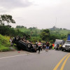 Una persona muerta fue el resultado del accidente de tránsito en el que un carro terminó volcado.