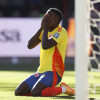 Jhon Córdoba de Colombia se lamenta al fallar un gol este jueves, en un partido de las Eliminatorias sudamericanas para el Mundial de 2026 entre Bolivia y Colombia en el estadio Municipal en El Alto (Bolivia).