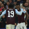 Jhon Duran celebra con Jaden Philogene-Bidace su gol ante el Bayern Munich.