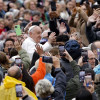  El Papa Francisco saluda a los fieles durante su audiencia general semanal en la Plaza de San Pedro, Ciudad del Vaticano, este miércoles