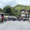 Ciudadanos ubicaron sus vehículos en la carretera que pasa por la vereda Santa Bárbara (Samaná, Caldas)