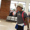 Dayro Moreno encabezó el grupo de jugadores en su llegada al aeropuerto La Nubia.