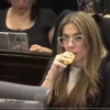 Cathy Juvinao, congresista colombiana, es sorprendida vapeando en el Congreso. 