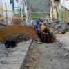 Trabajadores en una calle haciendo obras
