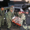 Fotografía cedida por la Brigada 30 del Ejército Nacional de Colombia de integrantes de las Fuerzas Militares trasladando a una persona herida el jueves en El Tarra (Norte de Santander).