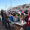 Fotografía de archivo del 23 de diciembre de 2022 donde aparecen inmigrantes recibendo ayuda cerca de un albergue en El Paso, Texas (EE.UU.).