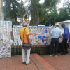 Carteles en el parque de La Candelaria en RIosucio exhiben fotografías del Carnaval del 2025.Foto | Leonidas Guerrero