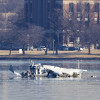 Un helicóptero militar y un avión comercial, con 67 personas a bordo en total, colisionaron y se precipitaron a las gélidas aguas del río Potomac.