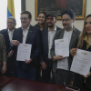 El senador colombiano Iván Cepeda (2d) junto a sus colegas Clara López (i), Pablo Catatumbo (2i) y otros representantes, posan luego de presentar un proyecto de reforma constitucional este miércoles, en Bogotá (Colombia). Más de medio centenar de congresistas de partidos de todo el espectro político colombiano presentaron este miércoles en el Congreso un proyecto de reforma constitucional que busca una "reducción severa", de casi el 50 %, del salario de los senadores y representantes a la Cámara. 