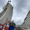 Velas y flores a las puertas del Hospital Gemelli de Roma donde permanece ingresado el papa Francisco, este miércoles.