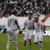 Mateo García (centro) celebra con los dos goleadores de la tarde para el Once Caldas: Michael Barrios (der.) y Dayro Moreno. Le ganaron 2-1 al Atlético Bucaramanga.