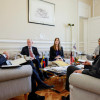 Fotografía cedida por la Presidencia de Colombia que muestra al mandatario colombiano, Gustavo Petro (i), hablando con el encargado de Negocios de la Embajada de los Estados Unidos en Colombia, John T. McNamara (d), durante una reunión de trabajo este jueves en Bogotá (Colombia).