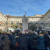 Un grupo de peregrinos de una parroquia de Turín (norte) reza frente al hospital Gemelli de Roma