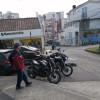 Foto | Cortesía | LA PATRIA  En la salida del banco constantemente se parquean motos que dificultan el paso peatonal entre calles.