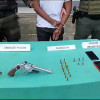 Foto | Policía | LA PATRIA  A los policías los atacaron a bala. Hay un adulto y un menor aprehendidos. Decomisaron estas armas. 