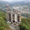 Foto | Luis Trejos | LA PATRIA Potal de Orión, una construcción cancelada en obra negra en el 2021, contrasta con el crecimiento urbano reflejado en La Florida (Villamaría). 3 edificaciones más en Manizales están abandonadas, aunque no presentan riesgo de colpaso.