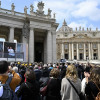 La plaza de San Pedro del Vaticano se llenó este domingo de emoción y júbilo, cuando miles de fieles se congregaron para presenciar el saludo del papa Francisco
