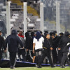 Aficionados de Colo Colo ingresaron al campo del estadio Monumental de Santiago e interrumpieron el partido de su equipo contra Fortaleza, por la Copa Libertadores. Minutos antes del inicio, dos hinchas murieron asfixiados en un enfrentamiento con la Policía.