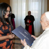María de los Ángeles Casafus Carrillo, en su encuentro con el papa Francisco en el Vaticano.