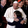 Isabel Zuluaga Trujillo abrazando al papa en la Nunciatura Apostólica en Bogotá el 10 de septiembre del 2017.