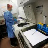 Un trabajador de la salud manipula muestras para un examen de VIH.