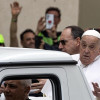  El papa Francisco durante su recorrido este domingo en el papamóvil.
