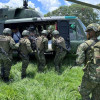 Tropas del Ejército Nacional evacúan el cuerpo del supuesto integrante del Clan del Golfo que murió tras un combate en el departamento de Bolívar.