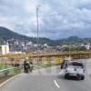 Un ciclista perdió la vida tras chocar con la barrera de seguridad de la vía anterior a la glorieta que conecta al barrio El Paraíso de Manizales con la vía Panamericana. 
