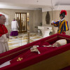 El Vaticano difundió este martes las primeras imágenes del papa Francisco, fallecido este lunes a los 88 años, en el féretro de madera en la capilla de la que fue su residencia, la Casa Santa Marta.