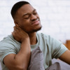 Hombre con dolor de cuello