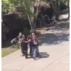 Captura de pantalla de un video que muestra a agentes de seguridad trasladando a una persona durante un tiroteo este jueves, en la Universidad Estatal de Florida en Tallahassee (Estados Unidos). 